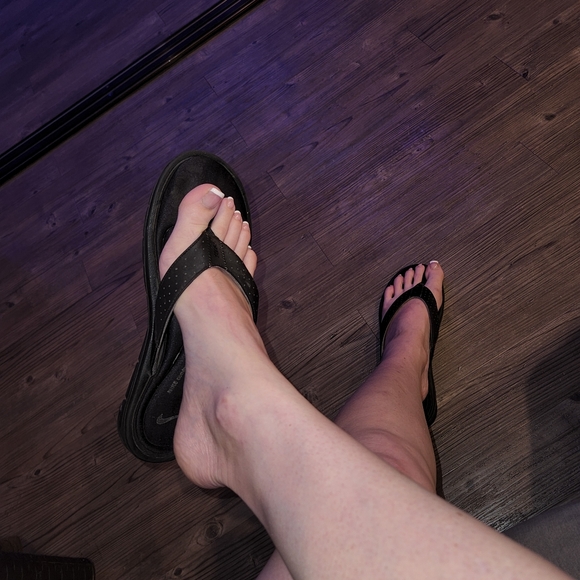 Well worn Nike slides - Picture 4 of 4